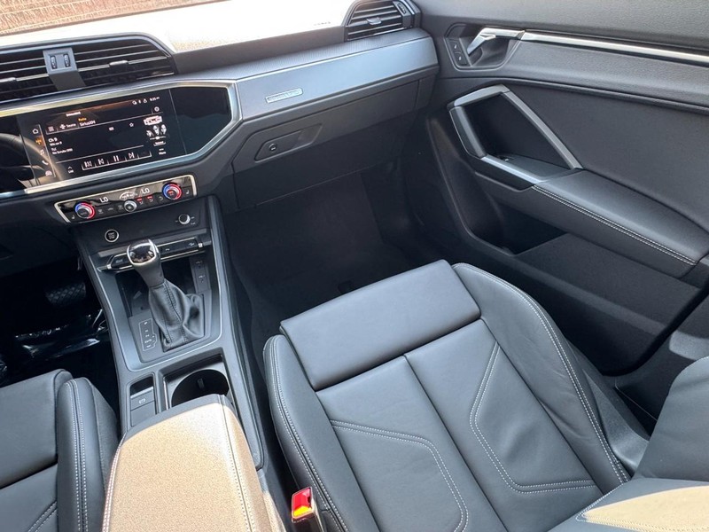 Audi Q3 Vehicle Full-screen Gallery Image 15