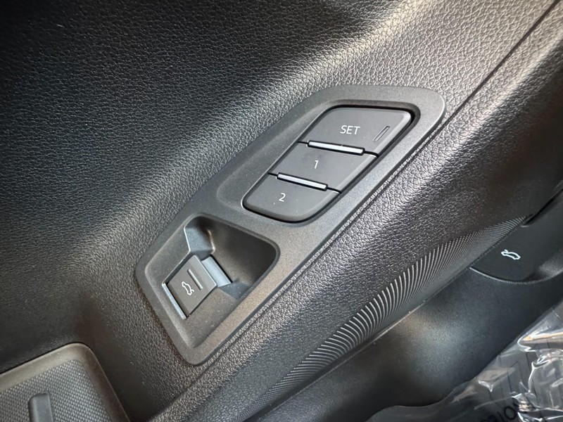 Audi Q3 Vehicle Full-screen Gallery Image 16