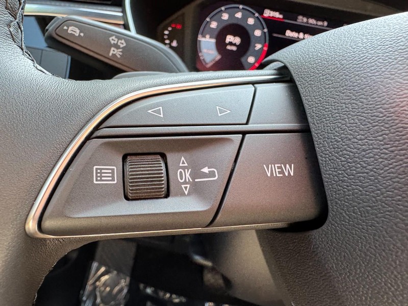 Audi Q3 Vehicle Full-screen Gallery Image 17