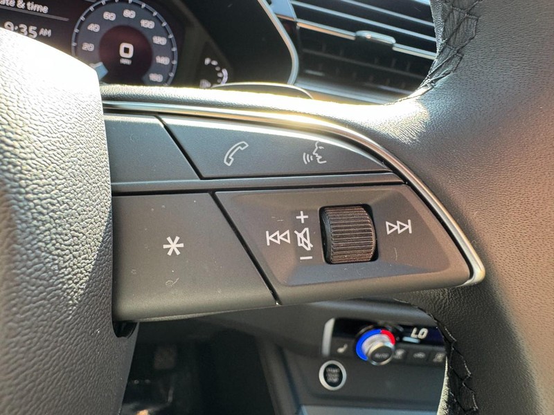 Audi Q3 Vehicle Full-screen Gallery Image 18