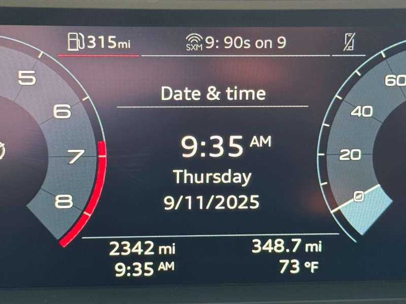 Audi Q3 Vehicle Full-screen Gallery Image 19