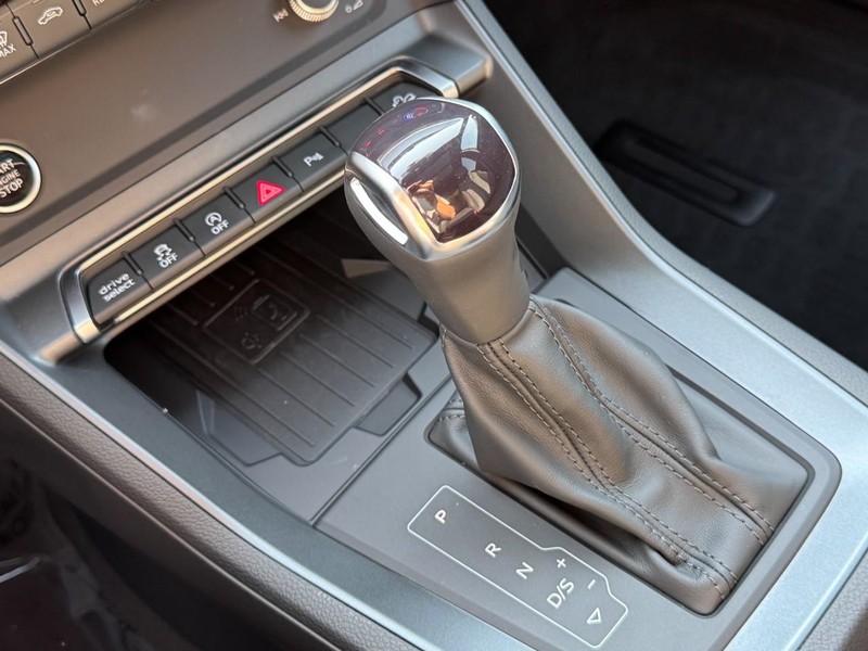 Audi Q3 Vehicle Full-screen Gallery Image 20