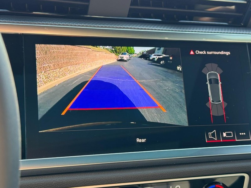 Audi Q3 Vehicle Full-screen Gallery Image 22