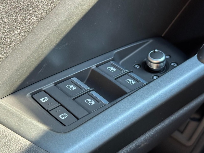 Audi Q3 Vehicle Full-screen Gallery Image 23