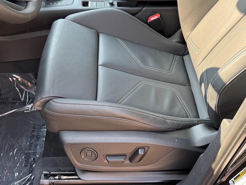 Audi Q3 Vehicle Full-screen Gallery Image 24