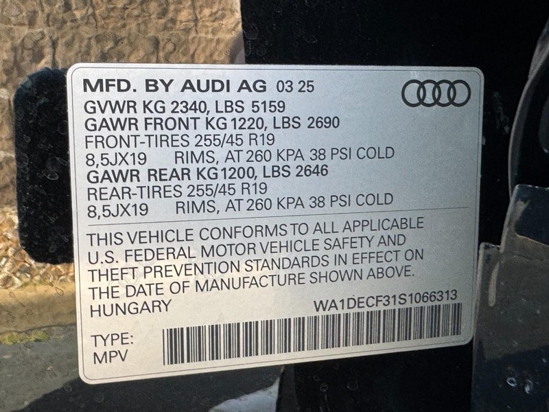 Audi Q3 Vehicle Full-screen Gallery Image 25