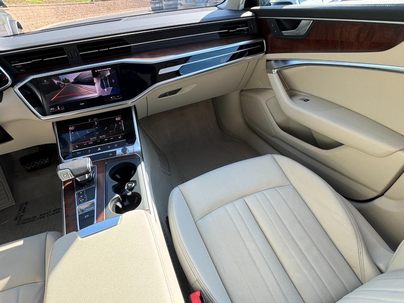 Audi A6 Sedan Vehicle Full-screen Gallery Image 16