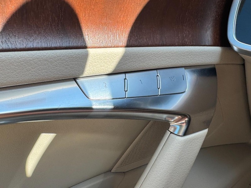 Audi A6 Sedan Vehicle Full-screen Gallery Image 17