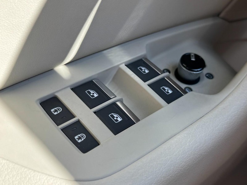 Audi A6 Sedan Vehicle Full-screen Gallery Image 25