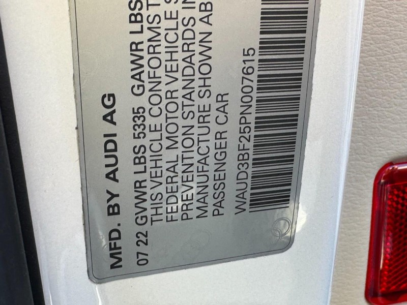 Audi A6 Sedan Vehicle Full-screen Gallery Image 27