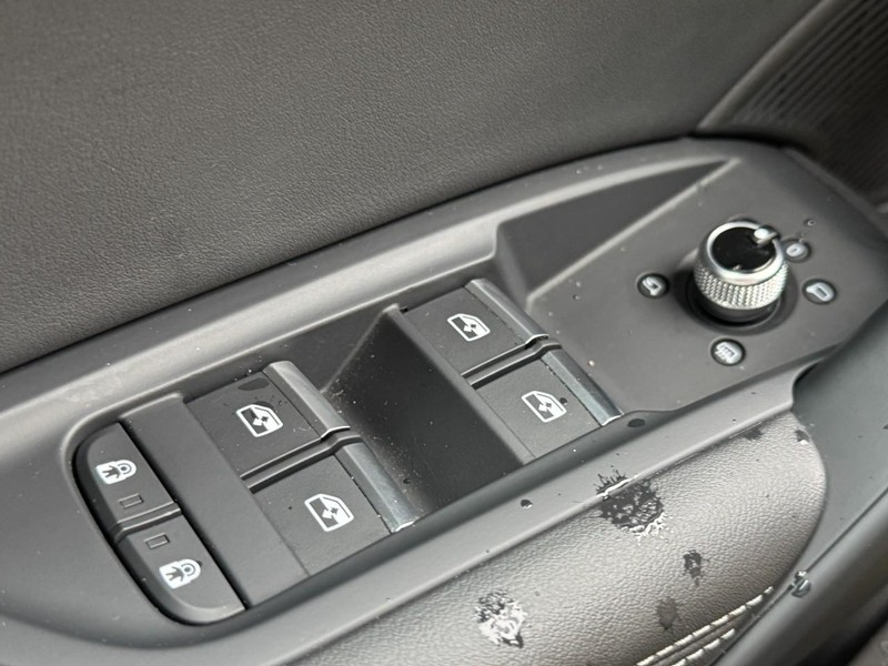 Audi SQ5 Sportback Vehicle Full-screen Gallery Image 24