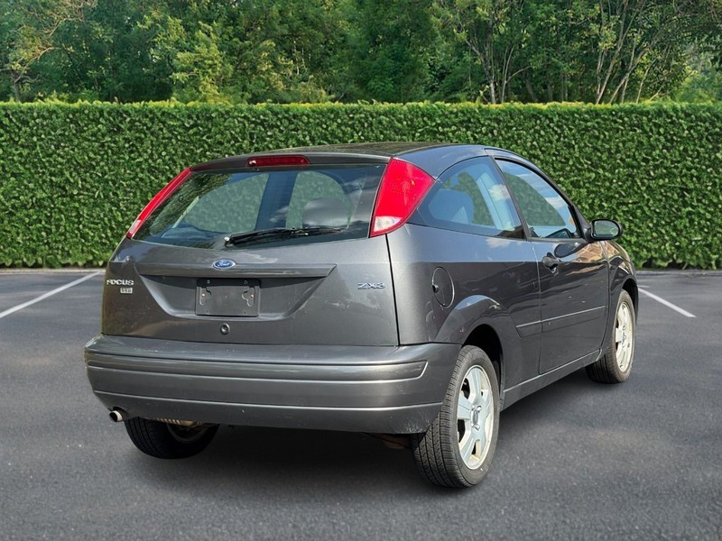 Ford Focus Vehicle Full-screen Gallery Image 03