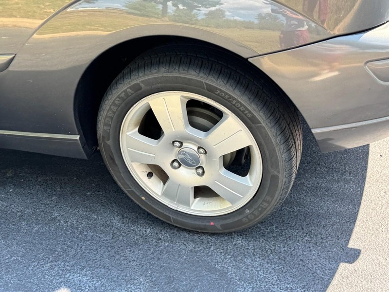 Ford Focus Vehicle Full-screen Gallery Image 05