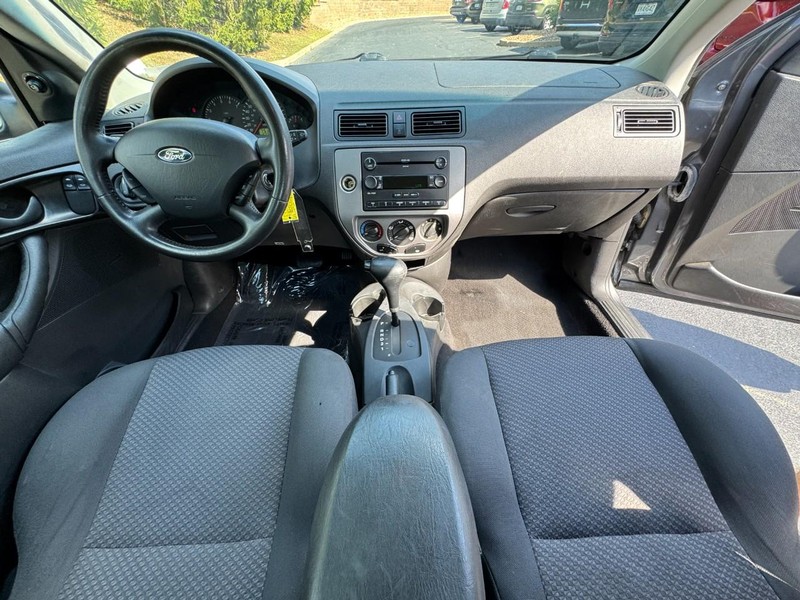 Ford Focus Vehicle Full-screen Gallery Image 12