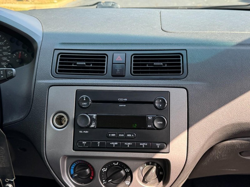 Ford Focus Vehicle Full-screen Gallery Image 14