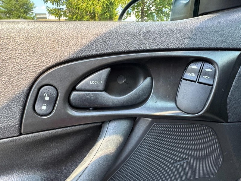 Ford Focus Vehicle Full-screen Gallery Image 17