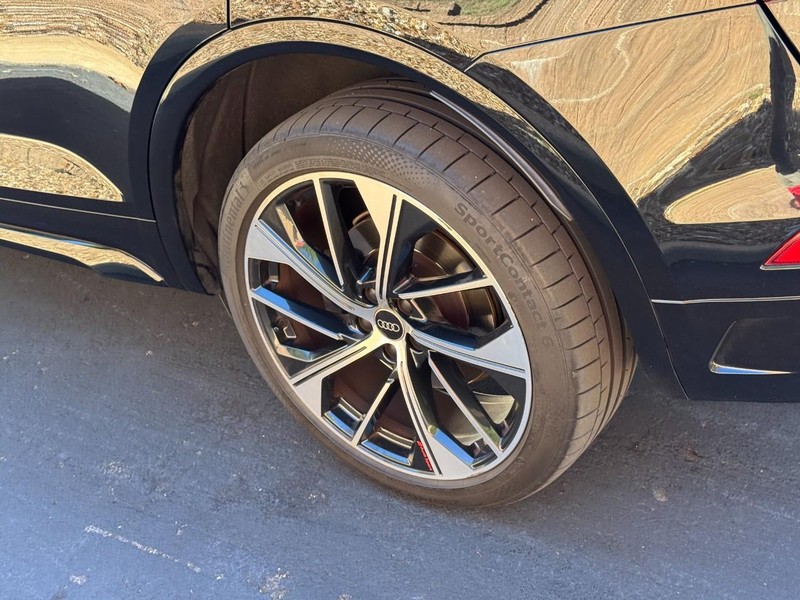 Audi SQ5 Vehicle Full-screen Gallery Image 05