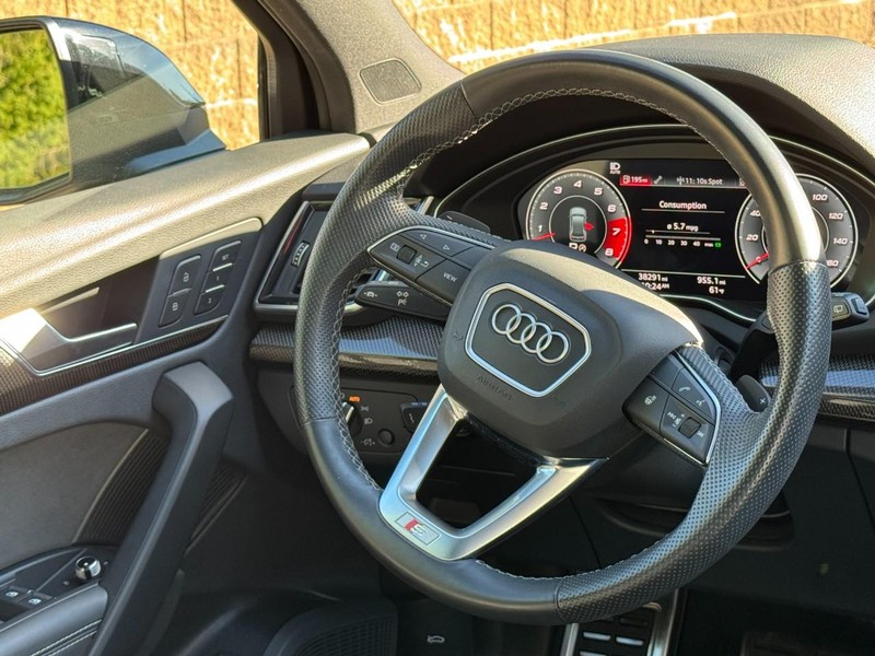 Audi SQ5 Vehicle Full-screen Gallery Image 13