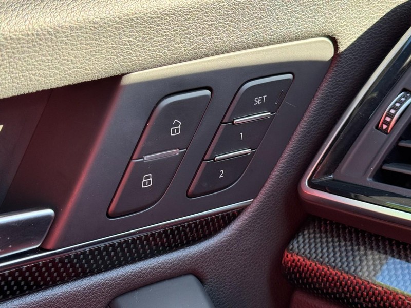 Audi SQ5 Vehicle Full-screen Gallery Image 17