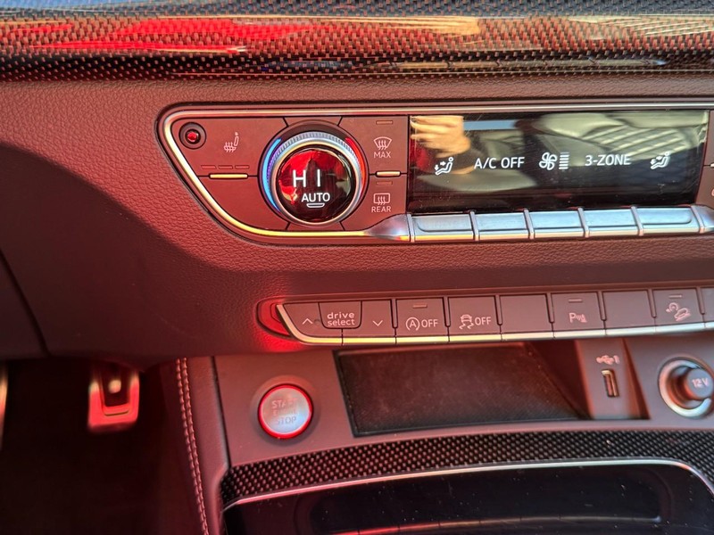 Audi SQ5 Vehicle Full-screen Gallery Image 22