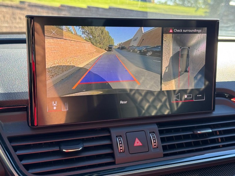 Audi SQ5 Vehicle Full-screen Gallery Image 23