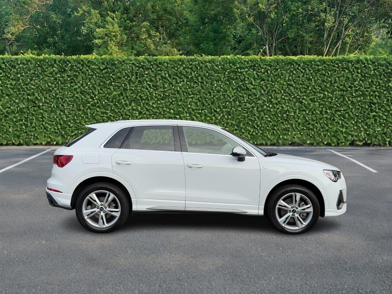 Audi Q3 Vehicle Full-screen Gallery Image 02