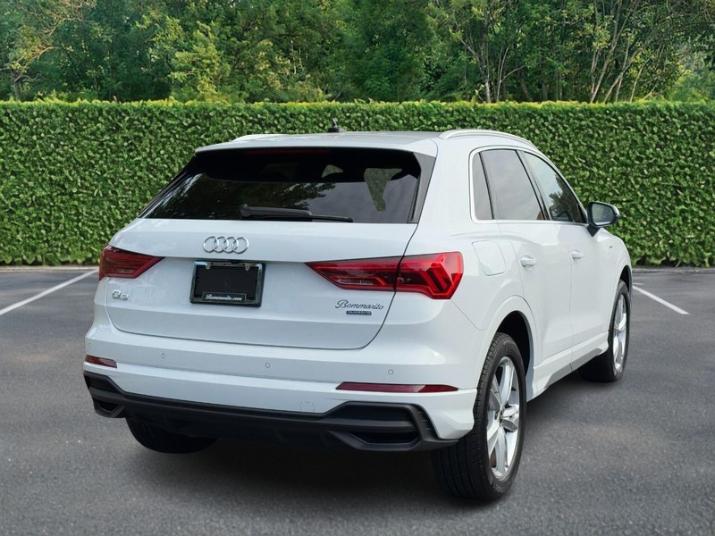 Audi Q3 Vehicle Full-screen Gallery Image 03