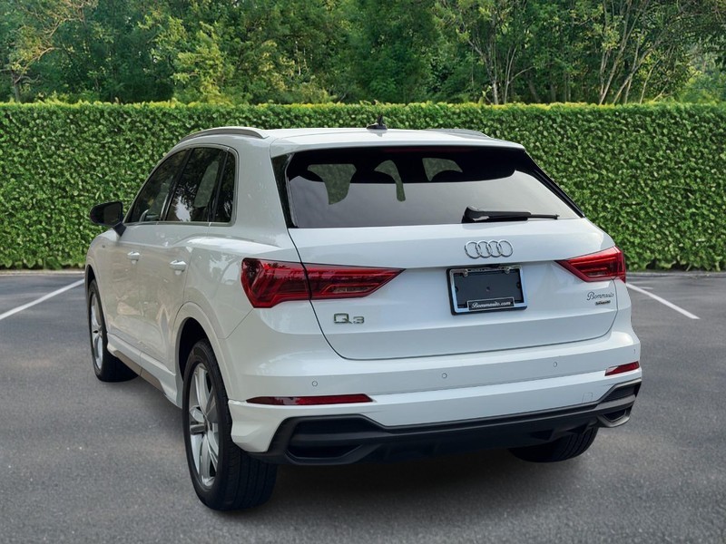 Audi Q3 Vehicle Full-screen Gallery Image 04