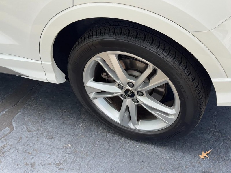 Audi Q3 Vehicle Full-screen Gallery Image 05