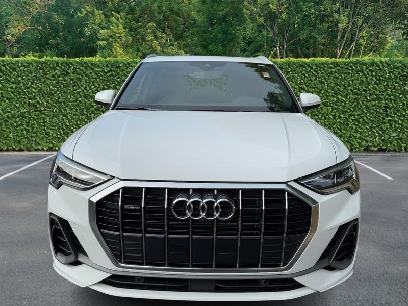 Audi Q3 Vehicle Full-screen Gallery Image 07