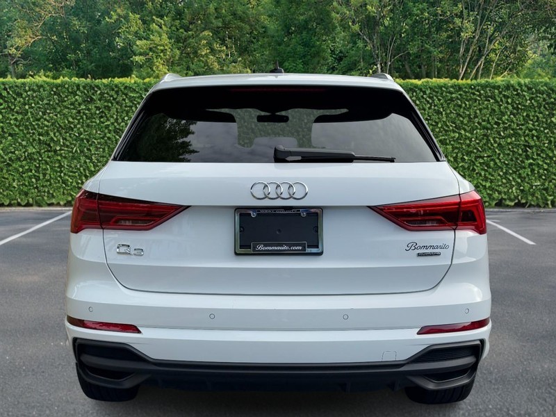 Audi Q3 Vehicle Full-screen Gallery Image 08