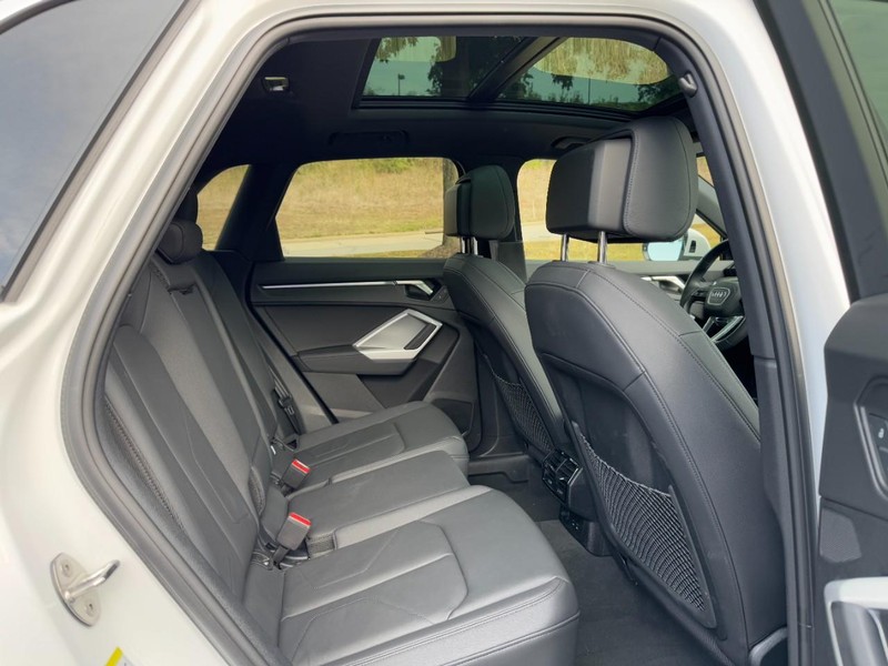 Audi Q3 Vehicle Full-screen Gallery Image 10