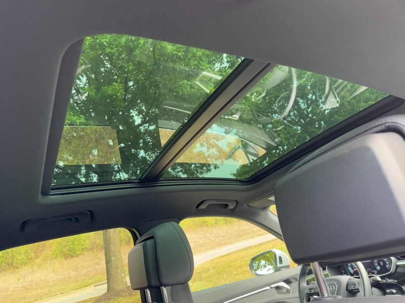 Audi Q3 Vehicle Full-screen Gallery Image 11