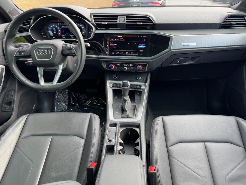 Audi Q3 Vehicle Full-screen Gallery Image 12