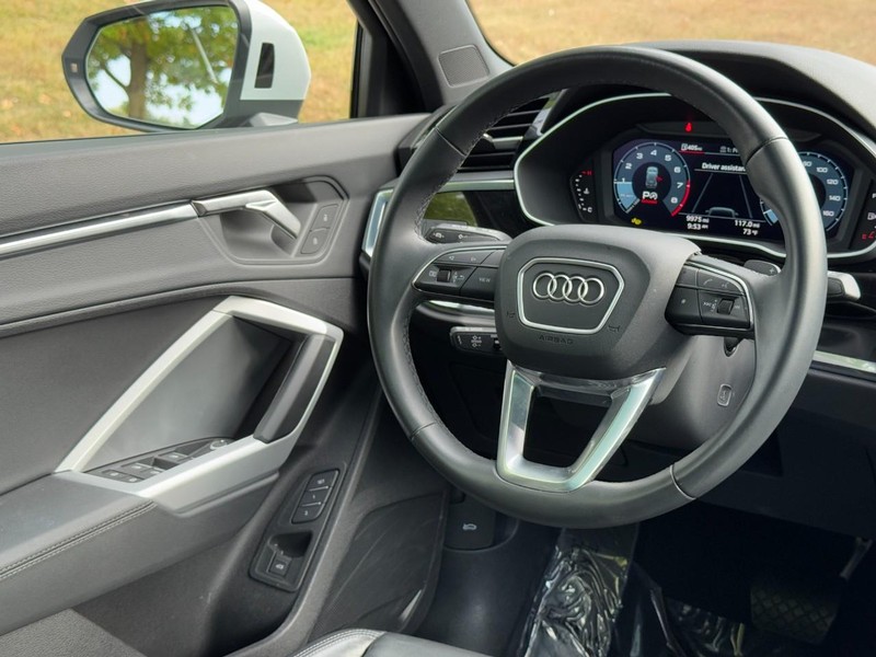 Audi Q3 Vehicle Full-screen Gallery Image 13