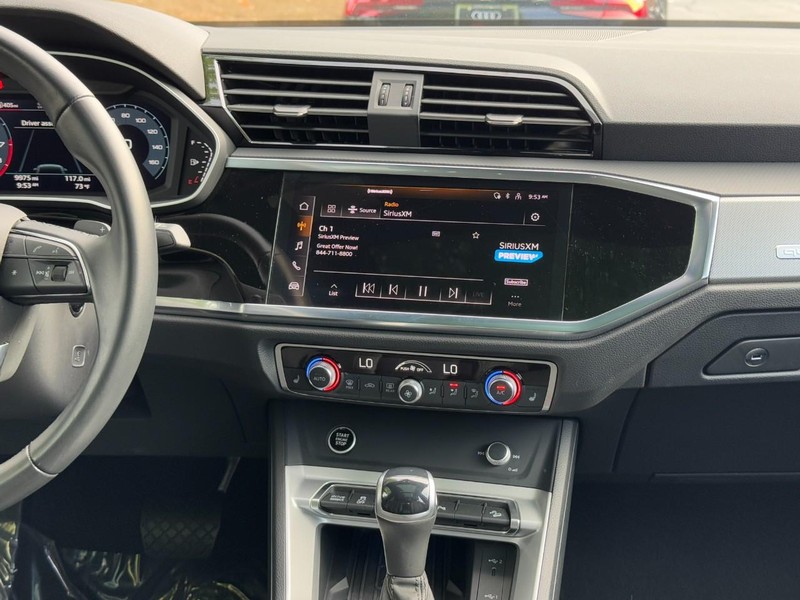 Audi Q3 Vehicle Full-screen Gallery Image 14