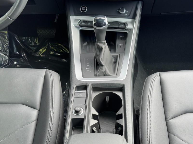 Audi Q3 Vehicle Full-screen Gallery Image 15