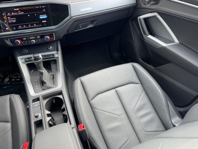 Audi Q3 Vehicle Full-screen Gallery Image 16