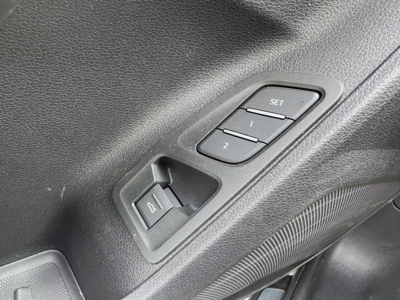 Audi Q3 Vehicle Full-screen Gallery Image 17