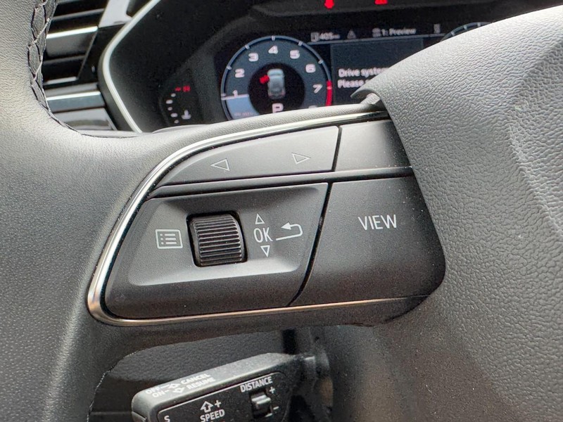 Audi Q3 Vehicle Full-screen Gallery Image 18