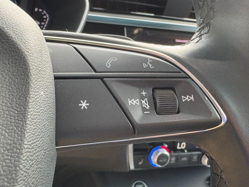 Audi Q3 Vehicle Full-screen Gallery Image 19