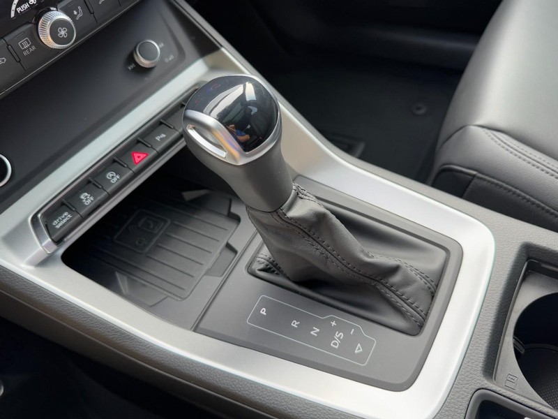 Audi Q3 Vehicle Full-screen Gallery Image 21