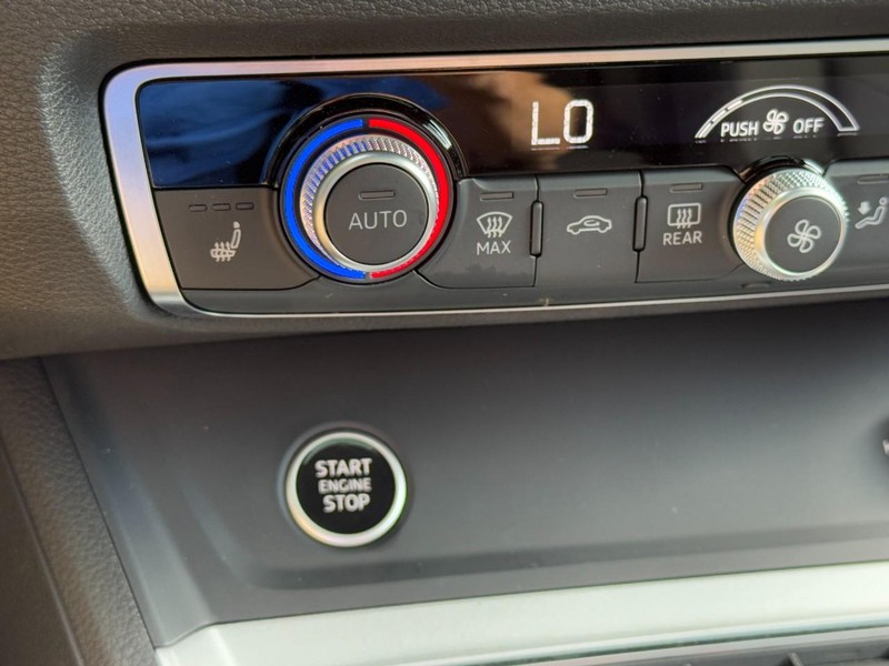 Audi Q3 Vehicle Full-screen Gallery Image 22