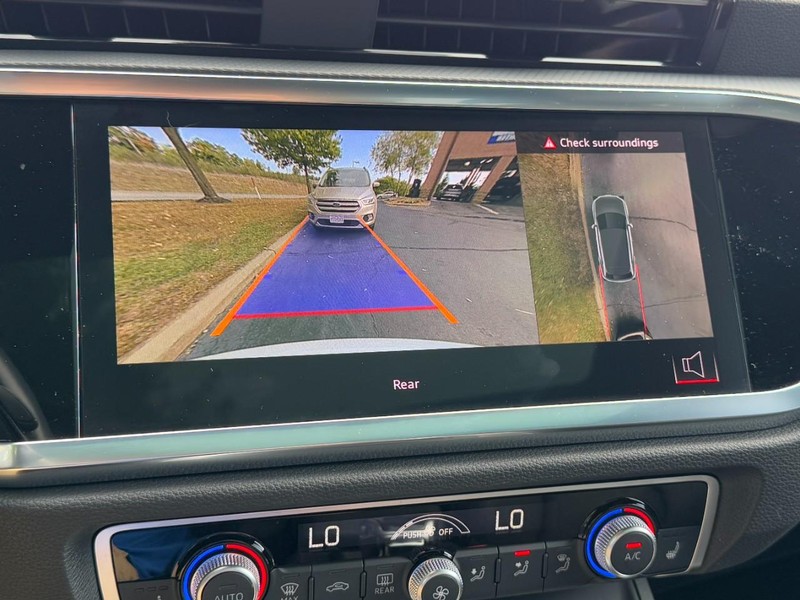 Audi Q3 Vehicle Full-screen Gallery Image 23