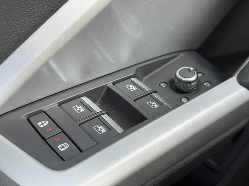 Audi Q3 Vehicle Full-screen Gallery Image 24