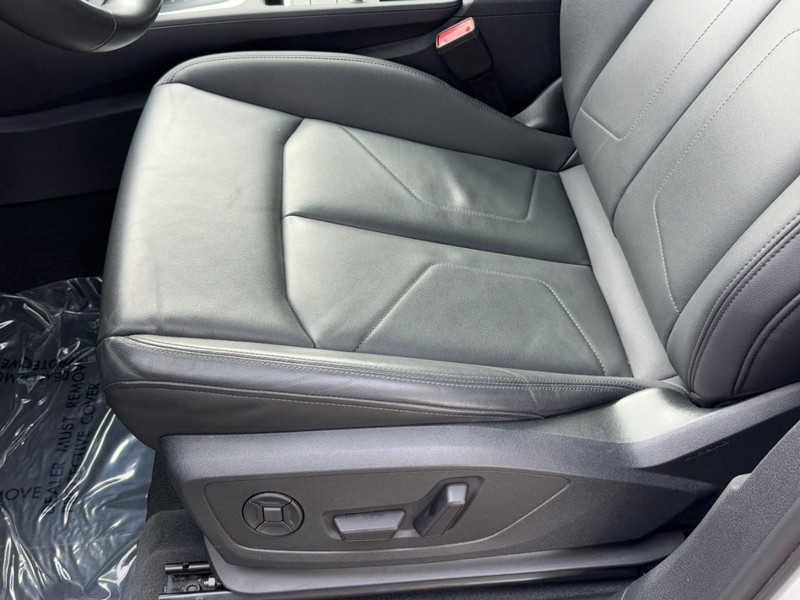 Audi Q3 Vehicle Full-screen Gallery Image 25