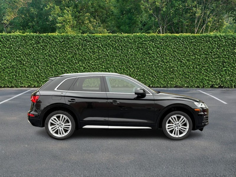 Audi Q5 Vehicle Full-screen Gallery Image 02