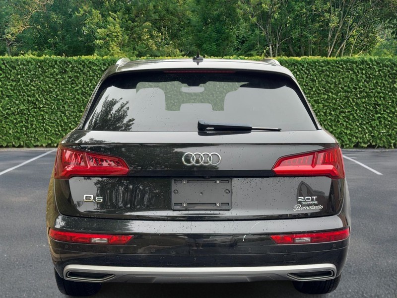 Audi Q5 Vehicle Full-screen Gallery Image 08