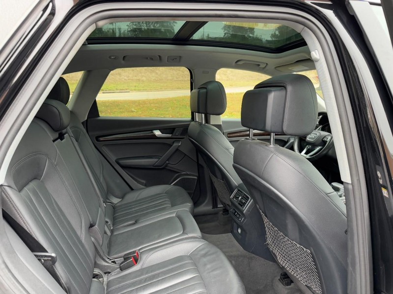 Audi Q5 Vehicle Full-screen Gallery Image 10