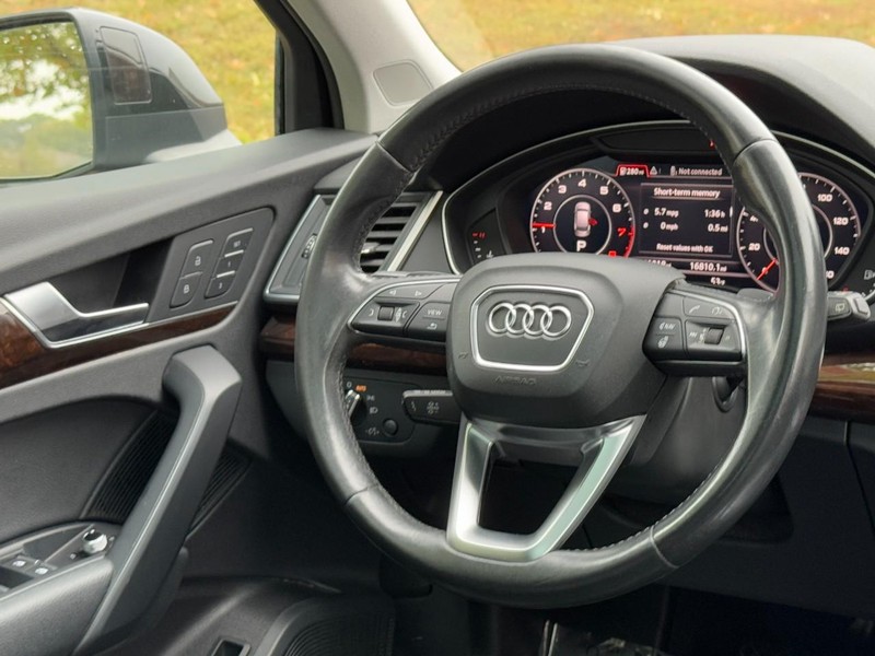 Audi Q5 Vehicle Full-screen Gallery Image 12